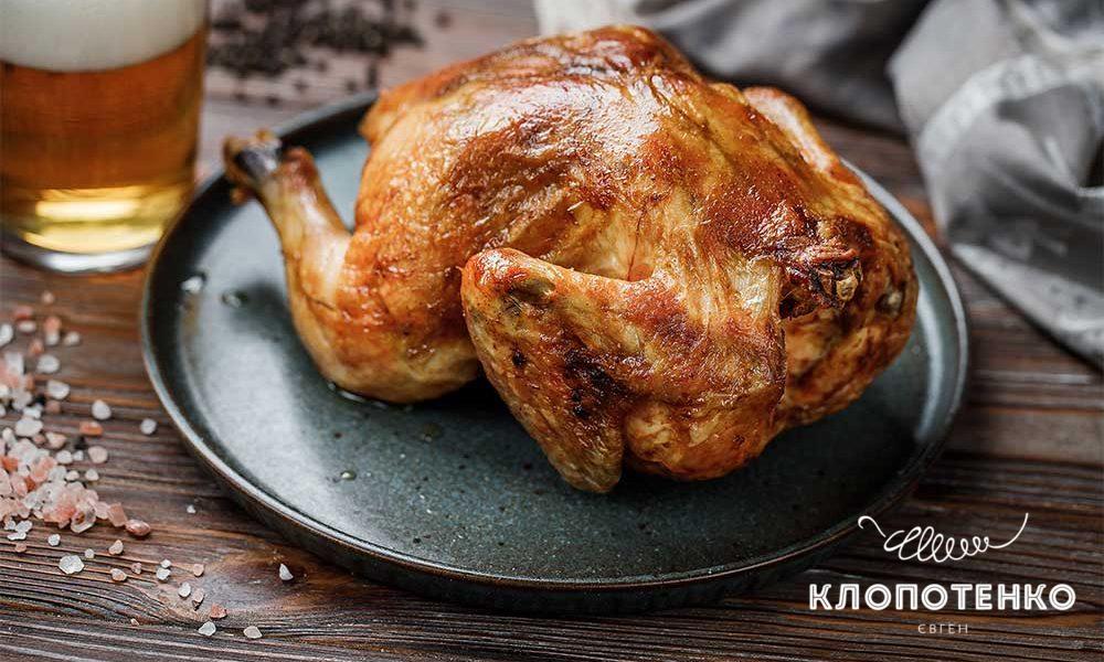 Клопотенко поделился рецептом идеальной запеченной курицы, усадив ее на пивную банку