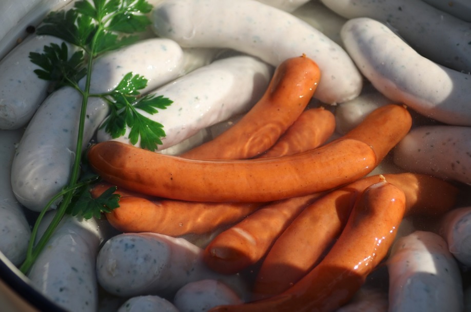 Мы готовим сосиски неправильно. Вот как нужно это делать