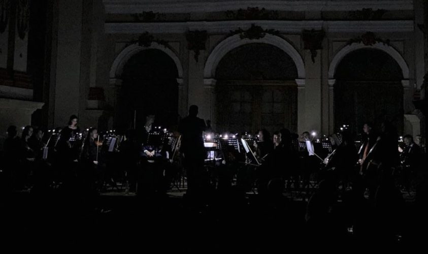 "Ввімкнули романтику": у Львові під час концерту зникло світло, але музиканти продовжили грати