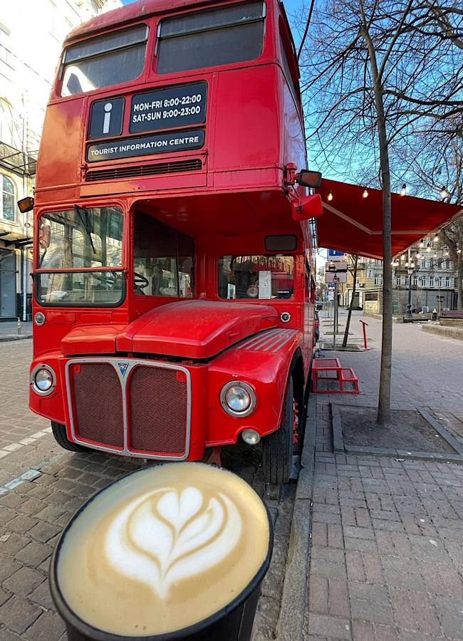Знаете ли вы историю красного лондонского автобуса, который стал киевской кофейней в самом центре