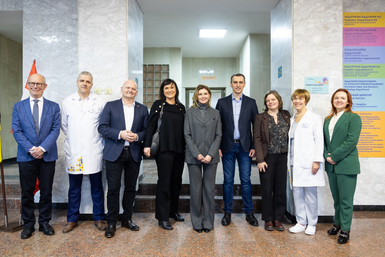 Елена Зеленская показала, как носить классический костюм с интересной формой брюк (фото)