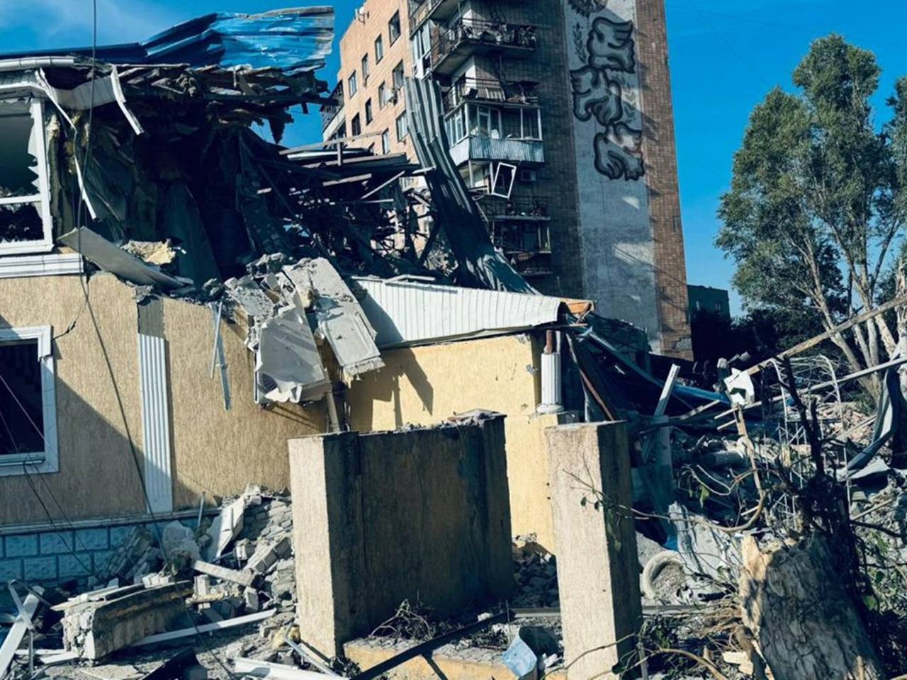 Оккупанты ударили по отелю в Краматорске: пострадали иностранные журналисты