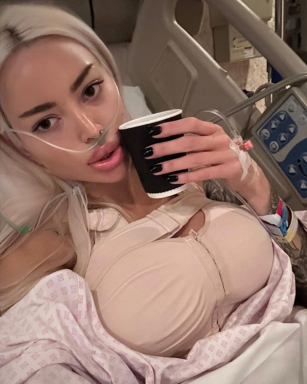 Взгляните, что случилось с "украинской Кардашьян": снова легла под нож и теперь соблазняет иностранцев