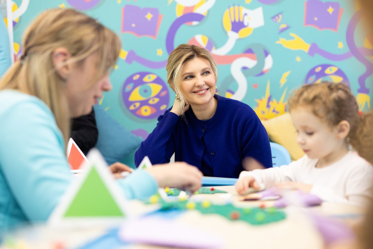 Олена Зеленська у яскравому вбранні привітала дітей з Днем Святого Миколая