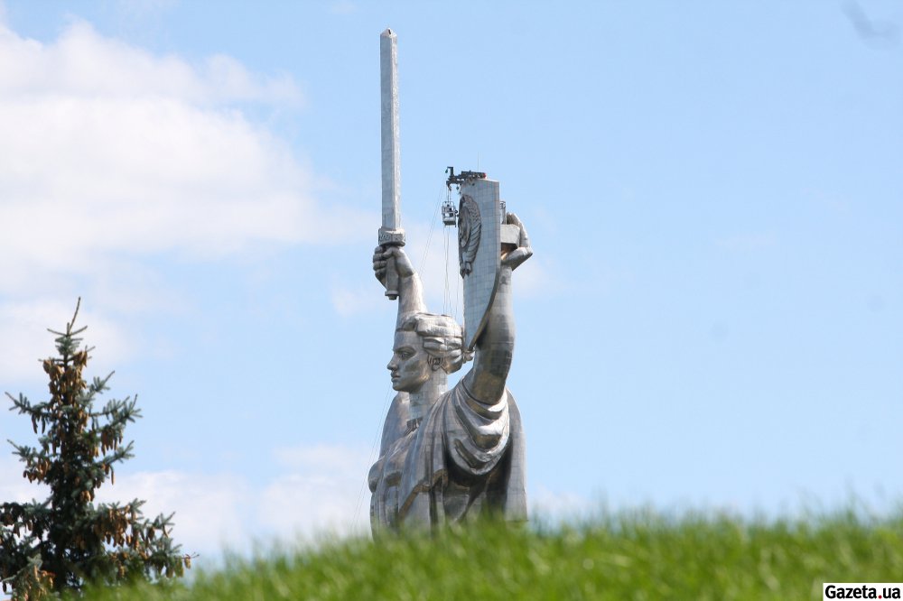 Жителям Киева показали, как меняют герб СССР на монументе "Родина-мать": фото с места событий