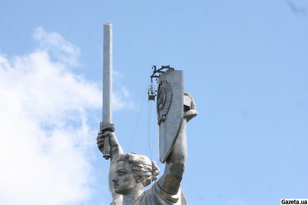 Жителям Киева показали, как меняют герб СССР на монументе "Родина-мать": фото с места событий
