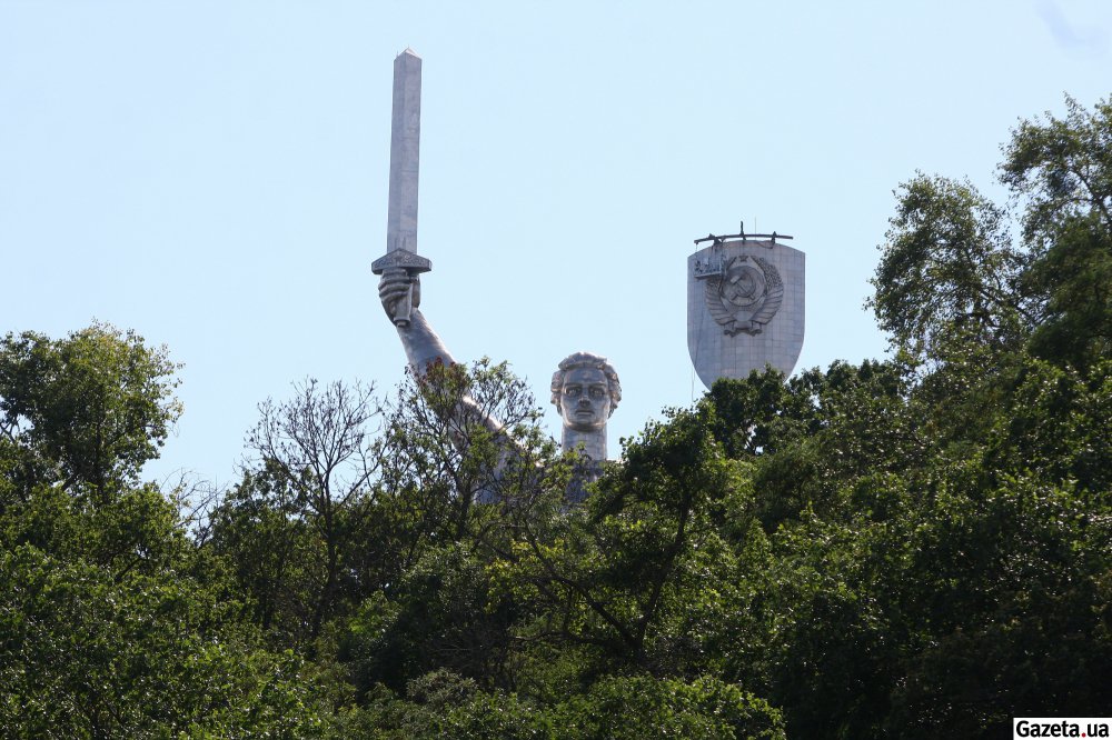 Жителям Киева показали, как меняют герб СССР на монументе "Родина-мать": фото с места событий