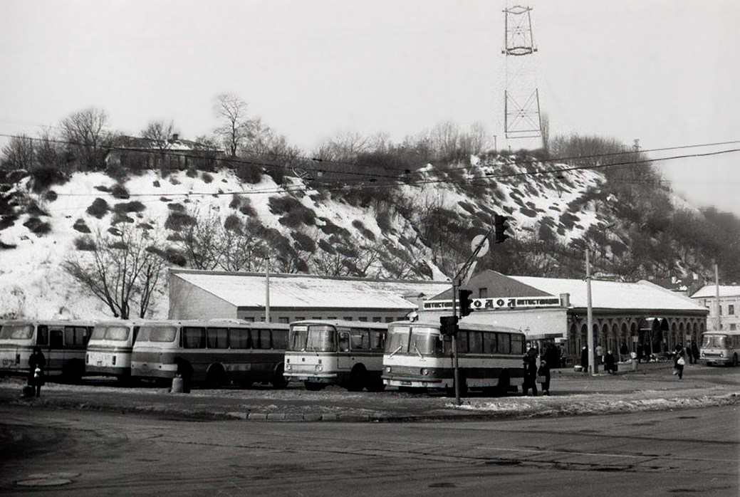 Высотка или ТРЦ? Стала известна судьба легендарной автостанции "Подол"