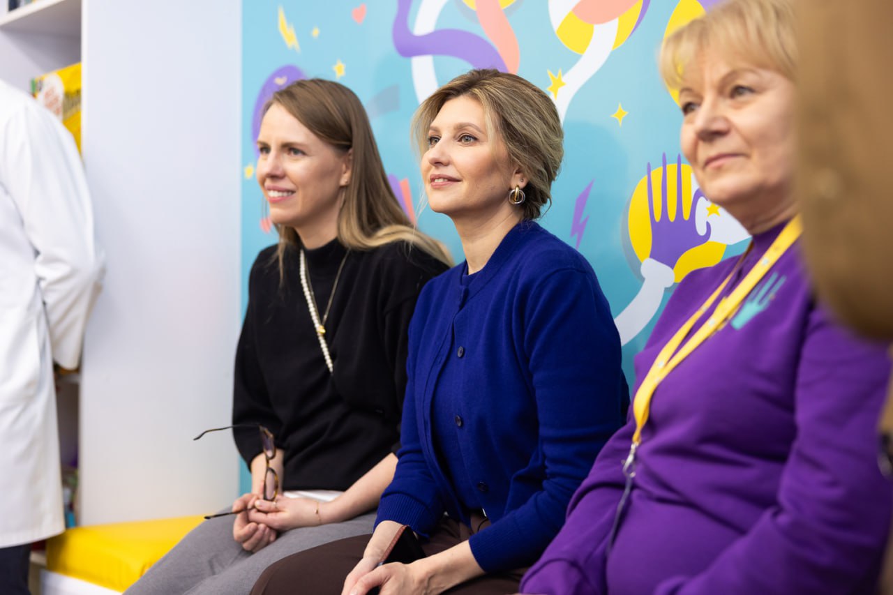 Олена Зеленська у яскравому вбранні привітала дітей з Днем Святого Миколая