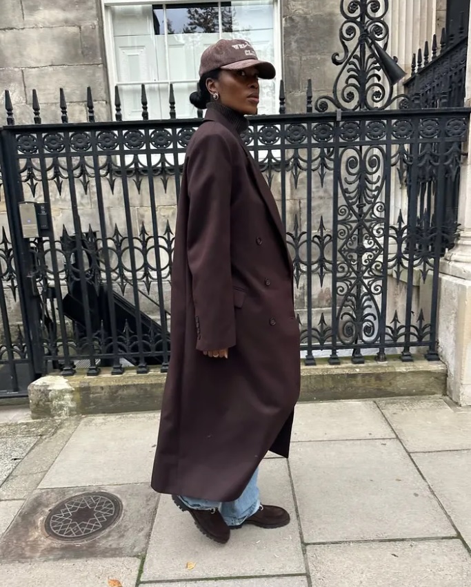 Трикотажный костюм и пальто с шарфом: модные блогеры показали главные тренды на зиму 2025