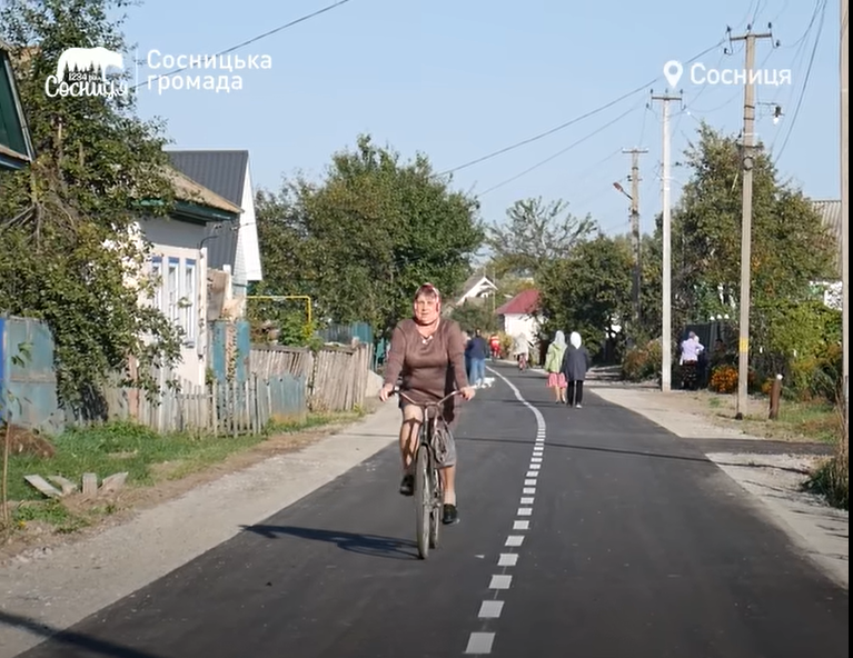 В Черниговской области мама погибшего военного заасфальтировала дорогу на улице, которая носит имя ее сына