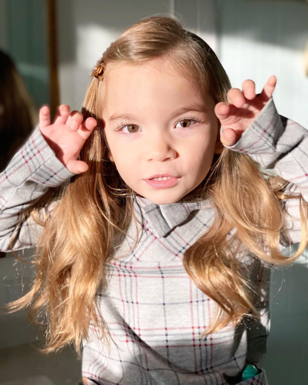 Ось як виглядають люди з генетичним дефектом очей, який робить погляд "зміїним"