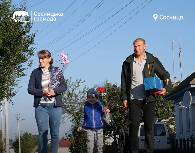 В Черниговской области мама погибшего военного заасфальтировала дорогу на улице, которая носит имя ее сына