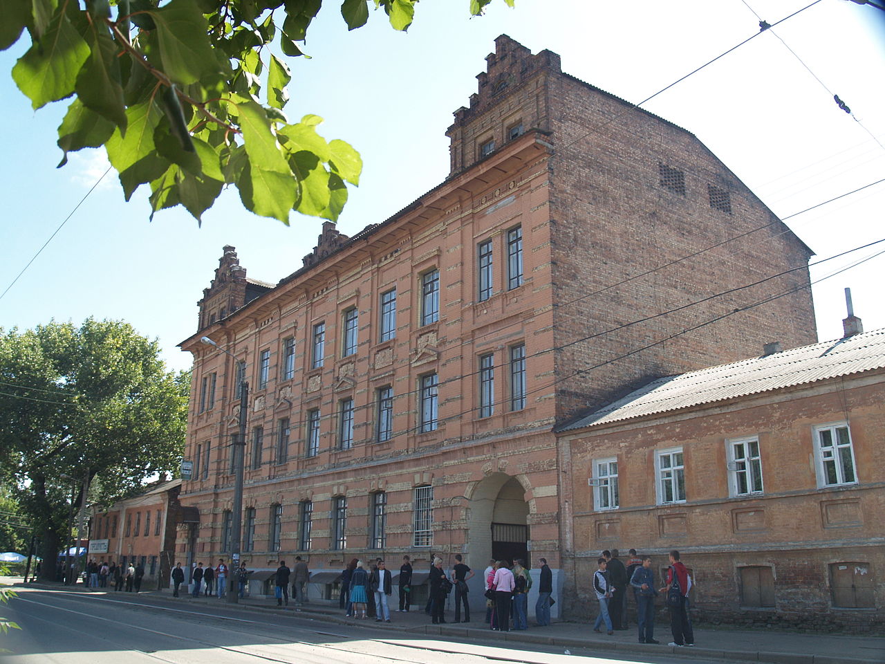 Россияне уничтожили дронами в Харькове колледж, которому более 100 лет