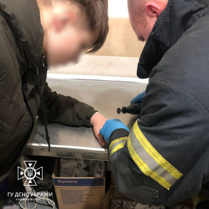 Под Киевом парень не мог снять кольцо от фонарика с пальца: видео спасения