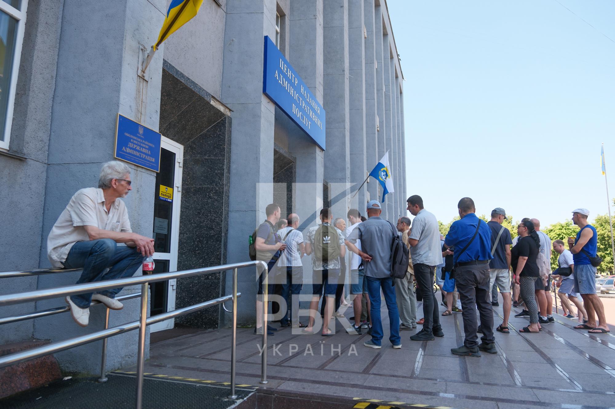 Очереди - на часы, на обновление - 5 дней. Что происходит в ЦНАПах Киева и будут ли работать в выходные