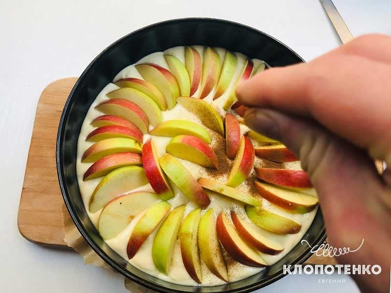 Самый простой яблочный пирог на кефире от Евгения Клопотенко: быстро и дешево!