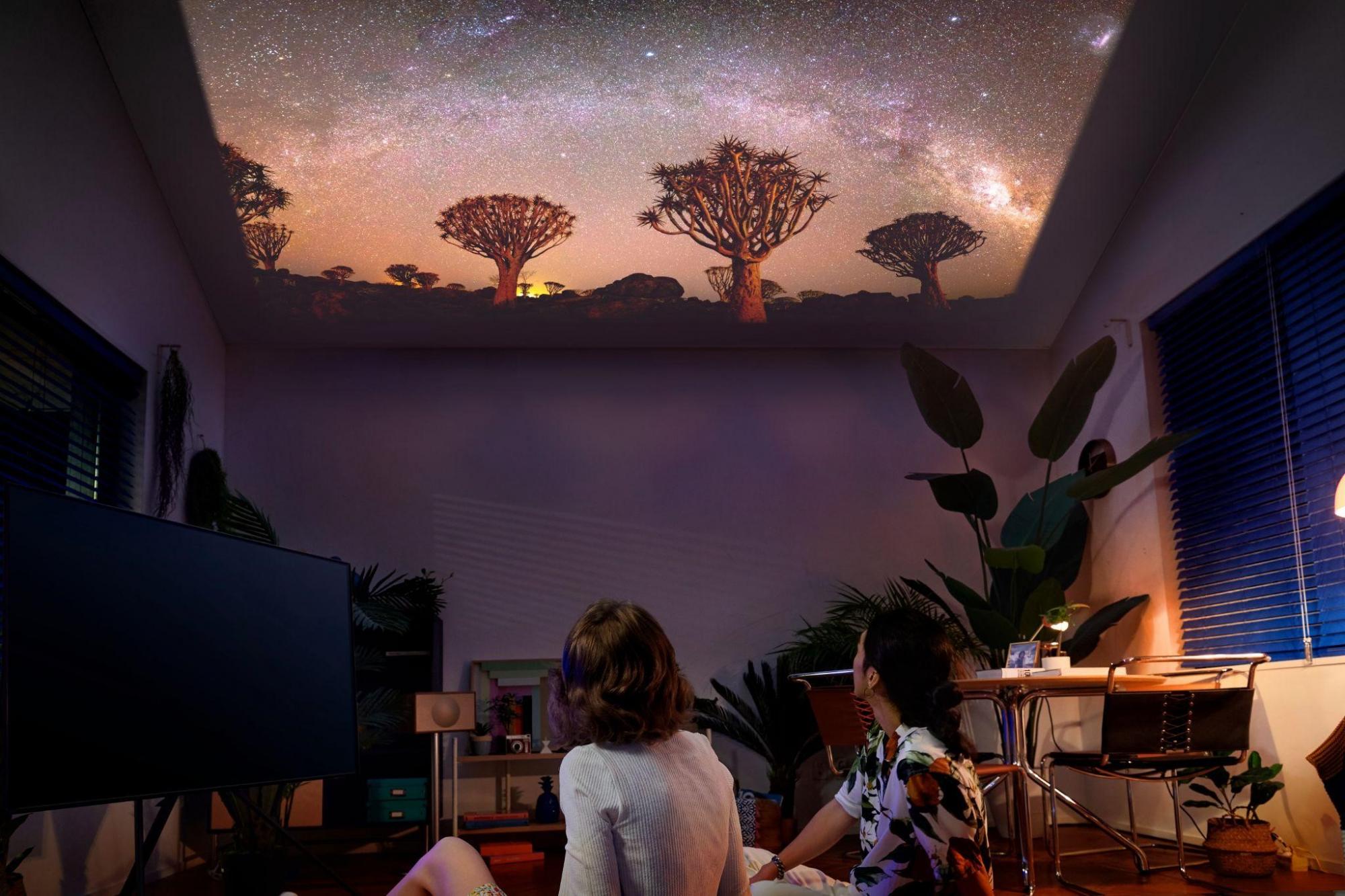 Samsung презентував інноваційний проектор The Freestyle та нові дизайнерські телевізори