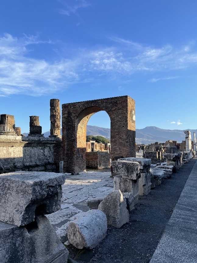 Мафия и воры на мотоциклах. Чего ждать в Неаполе - одном из опасных городов Италии
