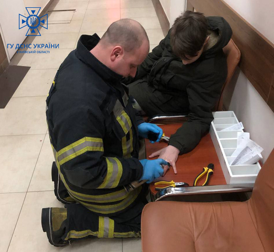 Под Киевом парень не мог снять кольцо от фонарика с пальца: видео спасения