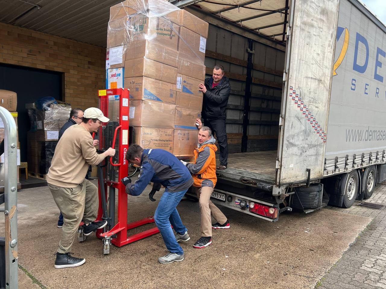 Тонны грузов. Как община в Карлсруэ организовала масштабную помощь украинцам