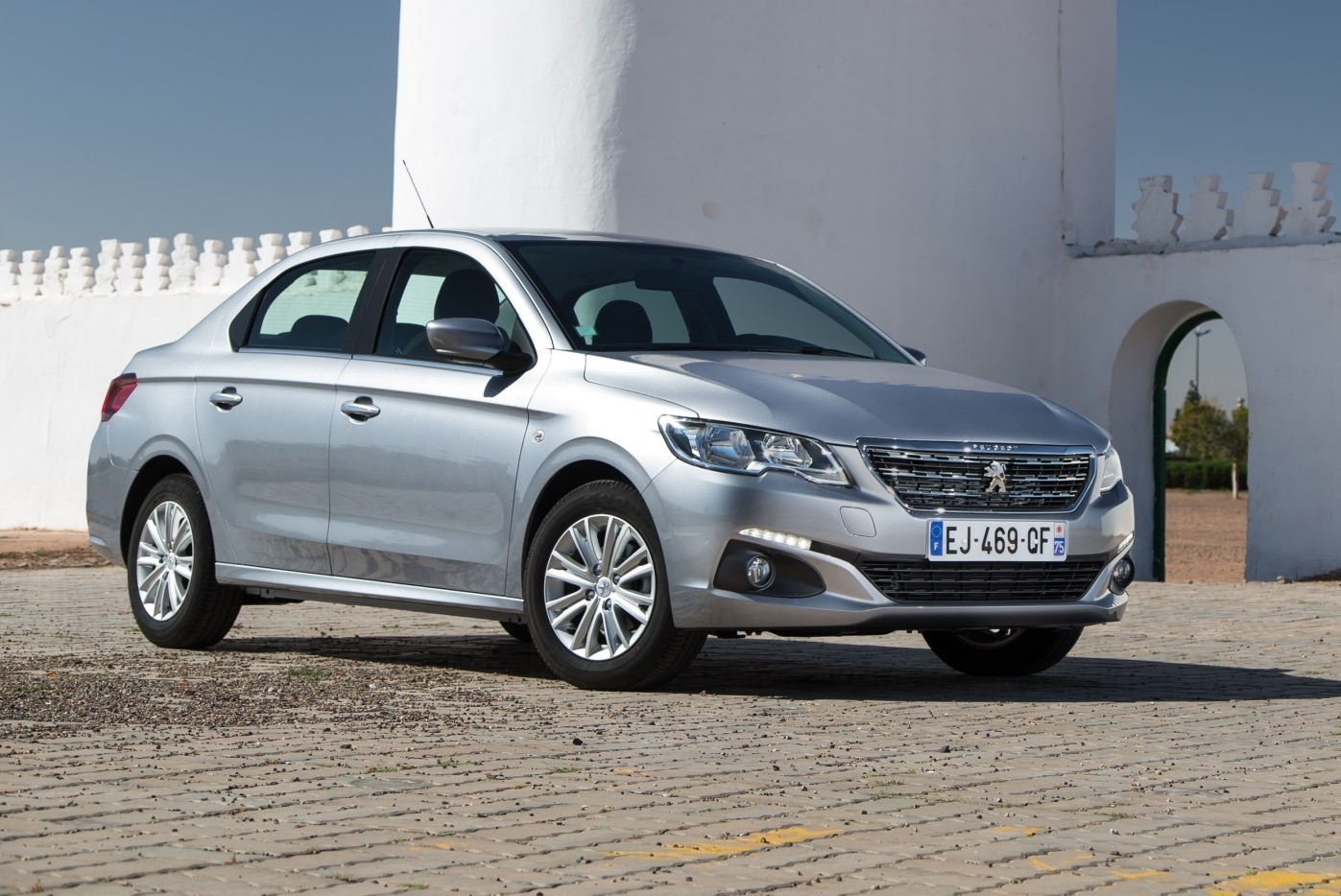 Як вибрати бюджетний седан з пробігом: Renault Logan проти Peugeot 301