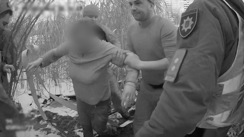 В Киеве женщина провалилась под лед, спасая собаку: как их доставали из воды