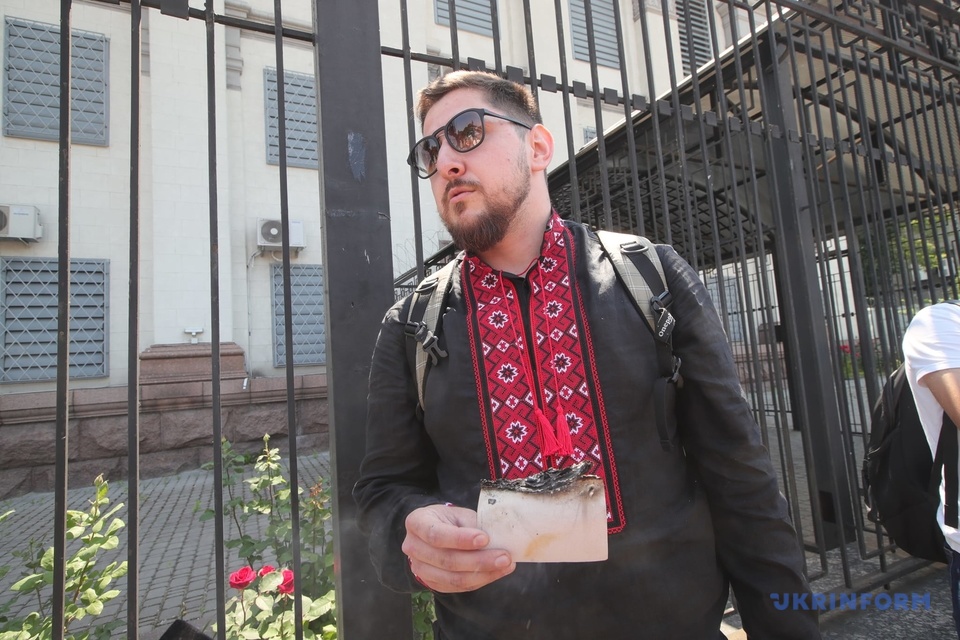 Спалення паспорта, унітаз і могильні хрести окупантам: як у Києві провели акцію "Останній день Росії"