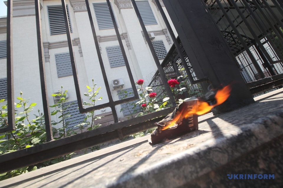 Спалення паспорта, унітаз і могильні хрести окупантам: як у Києві провели акцію "Останній день Росії"