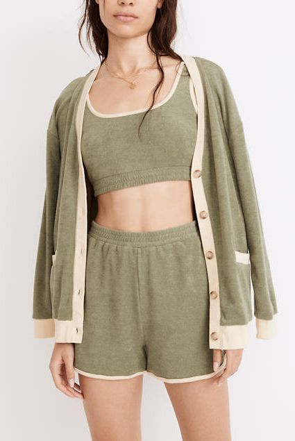 "Пухнастий" одяг став новим трендом літа 2022 року: як носити красиво