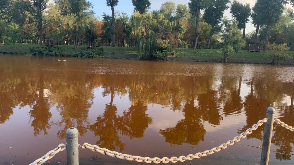 Інгулець став червоним: наслідки ударів росіян по греблі Кривого Рогу показали на фото