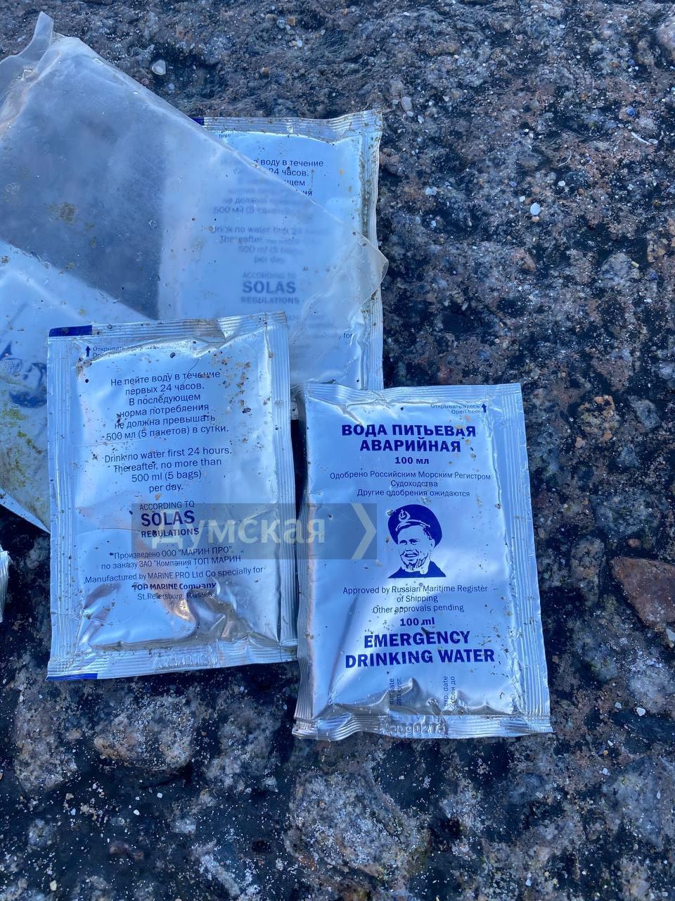 "Вітання з дна": на пляж Одеси викинуло пакети з крейсера "Москва"