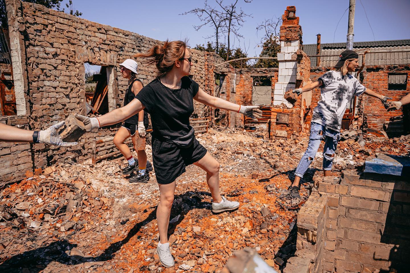 Путешественники ездят по Украине, разбирая заваленные дома: как живут и работают magic-люди