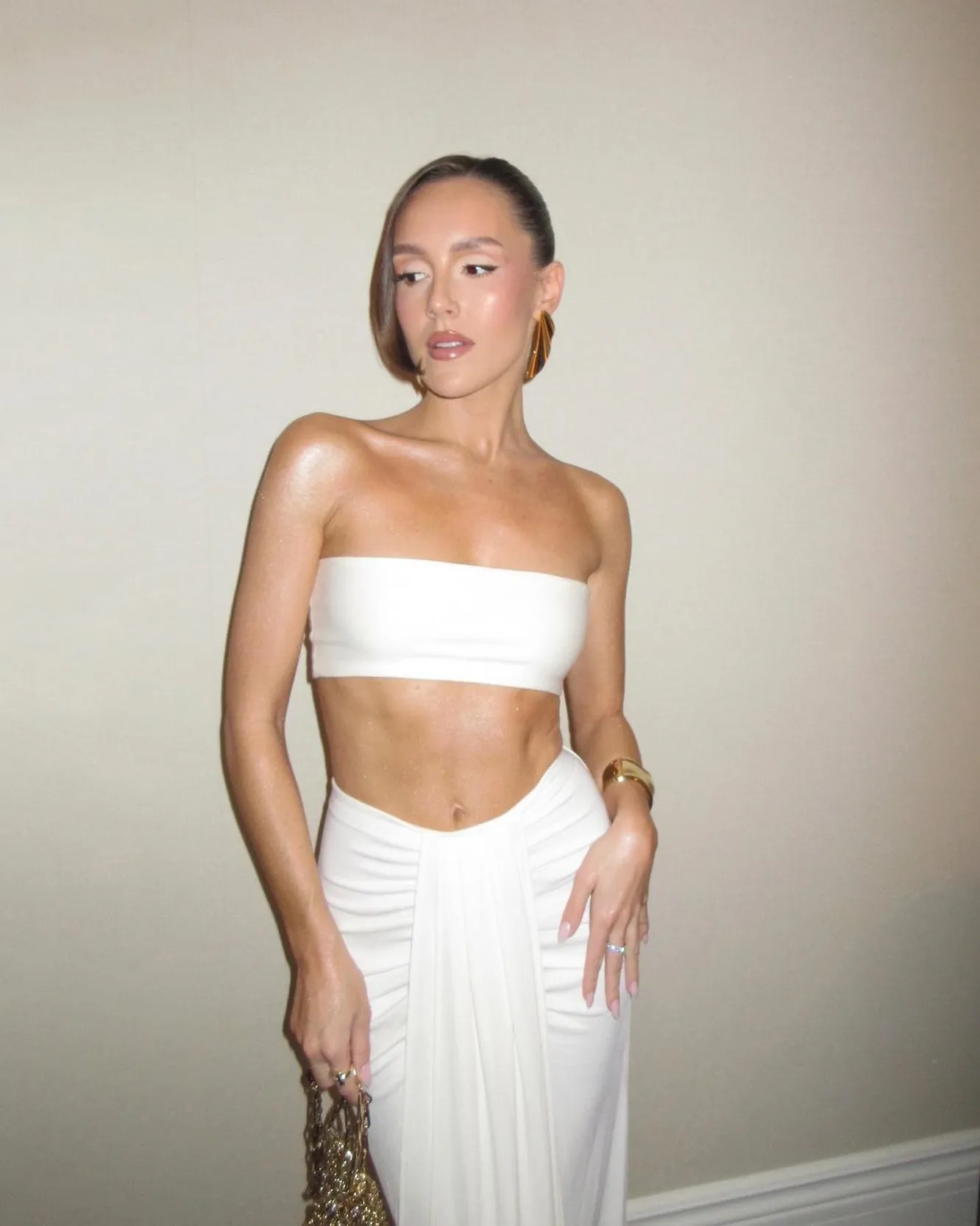 На заміну білій футболці: 5 варіантів для будь-якого випадку на літо 2024