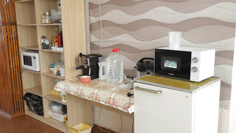 "Куди прийдуть росіяни, жити не залишуся". Як переселенці рятуються від війни у шелтерах