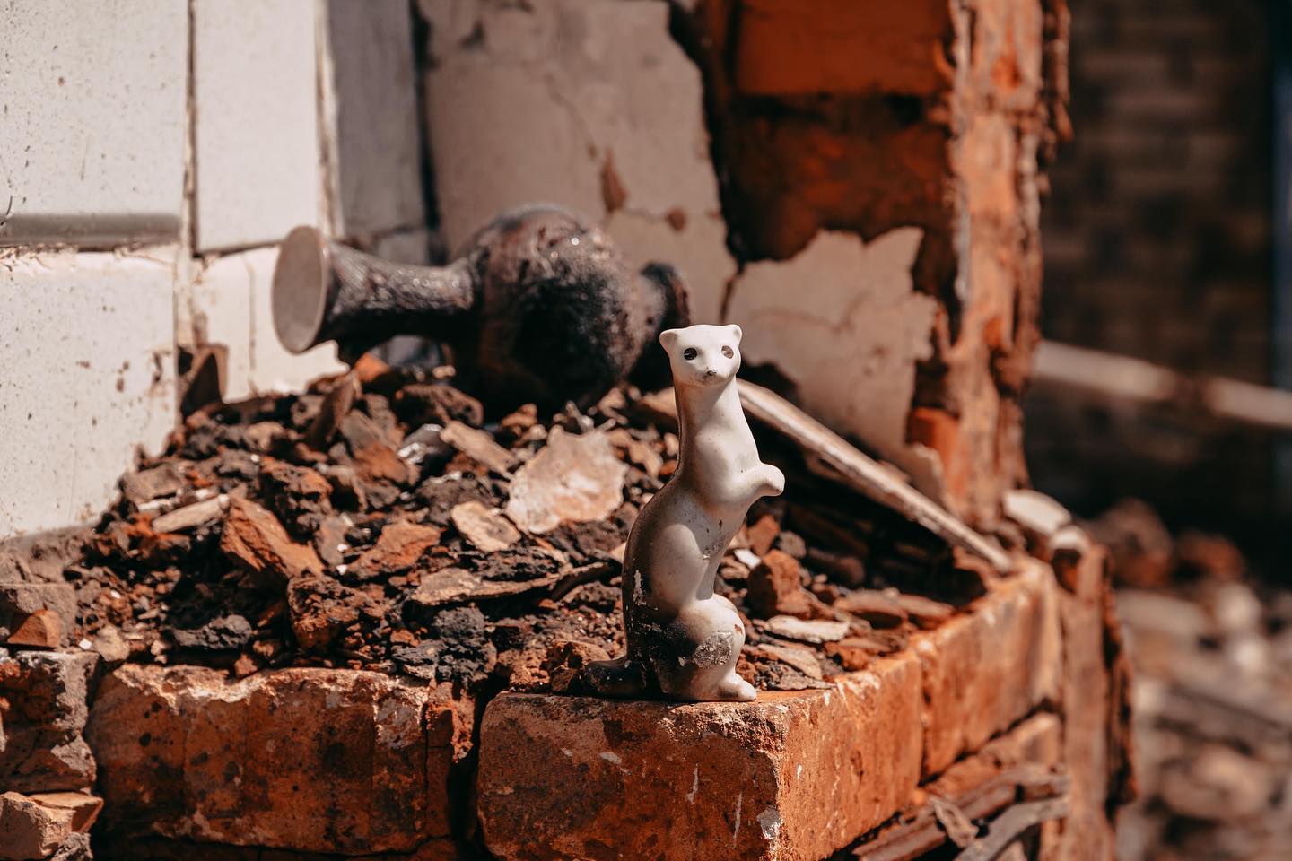 Путешественники ездят по Украине, разбирая заваленные дома: как живут и работают magic-люди