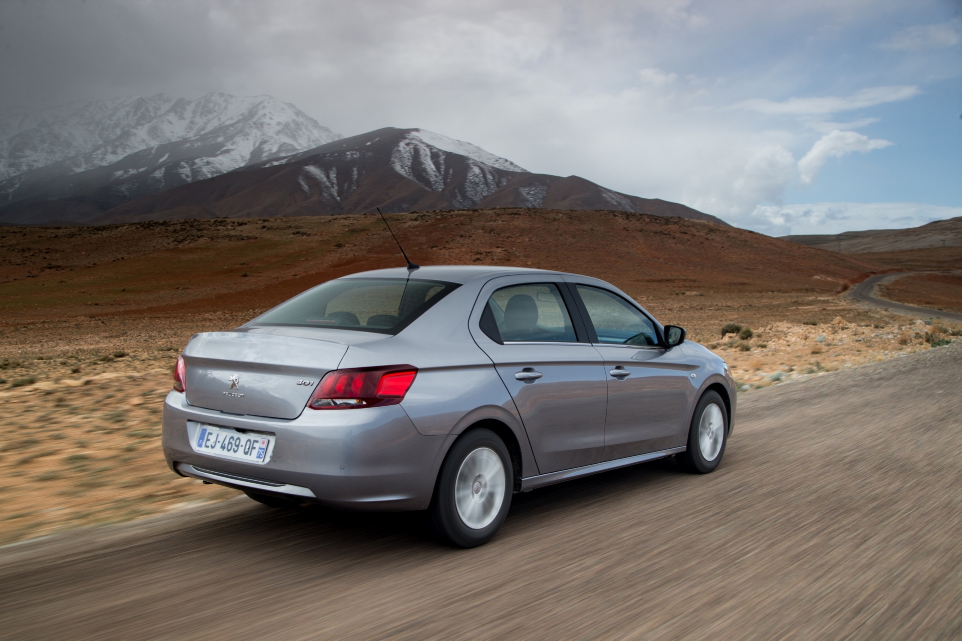 Як вибрати бюджетний седан з пробігом: Renault Logan проти Peugeot 301