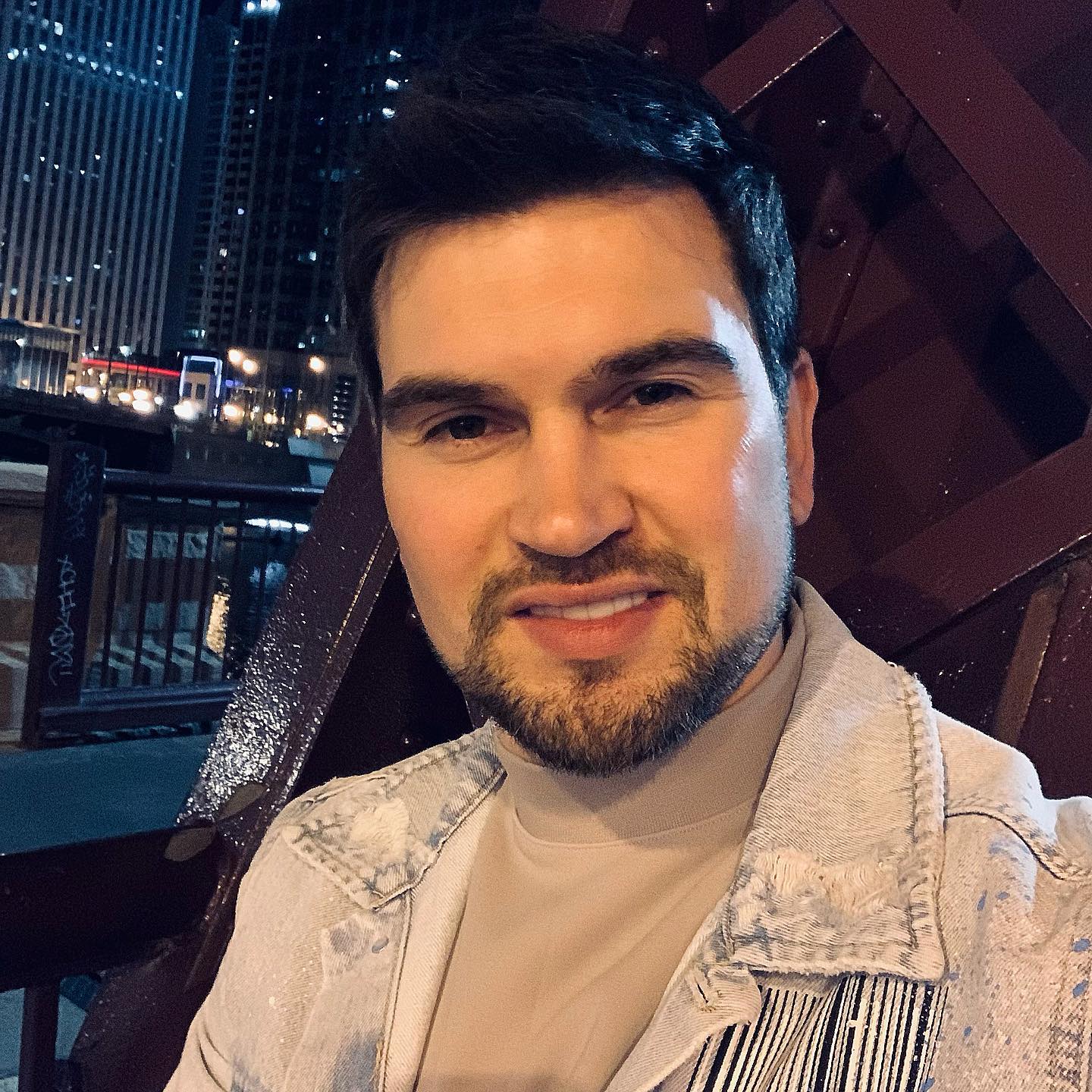 Где сейчас звезда 2000-х Василий Бондарчук, чьи хиты не сходили с теле- и радиоэфиров