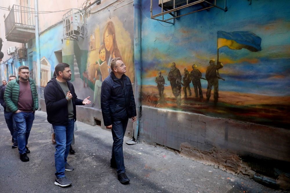 "Дорога домой": во Львове появился 30-метровый мурал о городе-герое Мариуполе (фото)