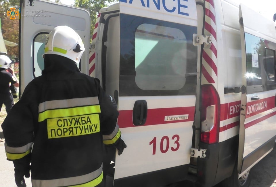 Родился в рубашке: в Херсоне мужчина чудом выжил после падения на него бетонной плиты (видео)