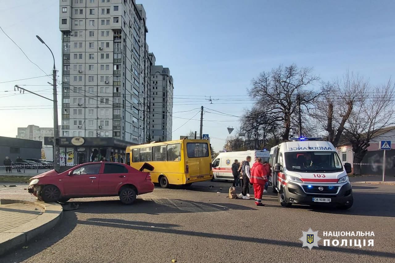 В Черкассах из-за аварии с участием маршрутки пострадали 10 людей, в том числе дети