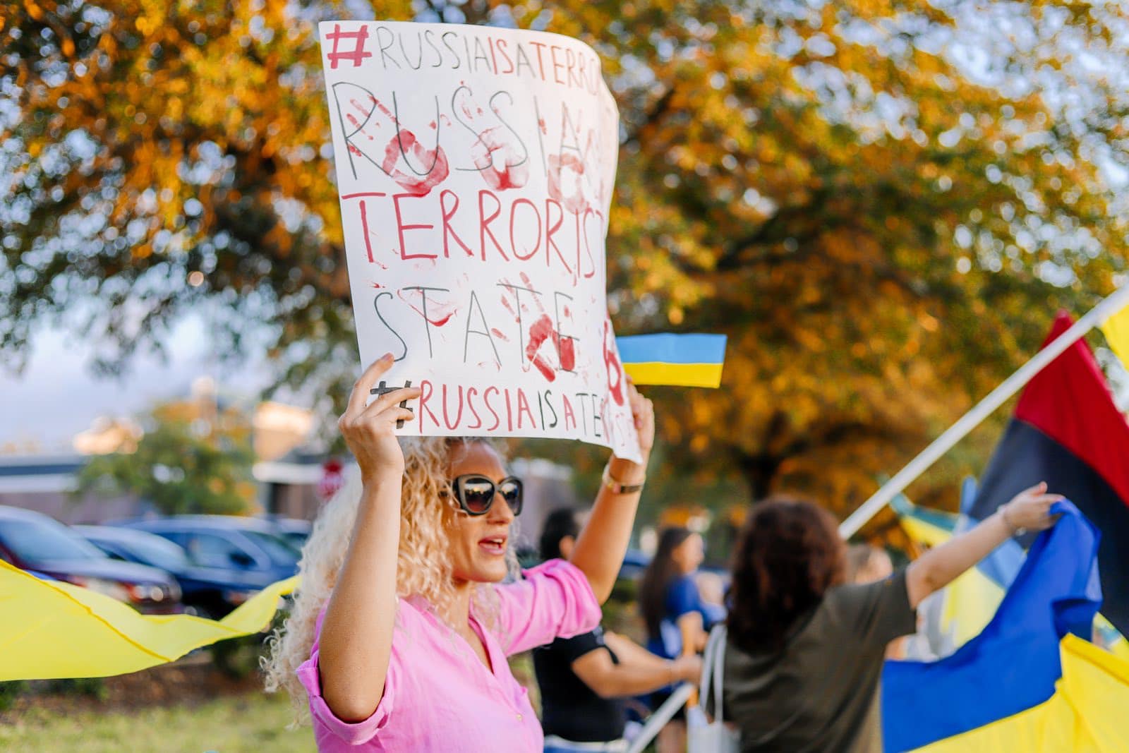 Ракетний терор РФ вивів на мітинги на підтримку України тисячі людей у різних країнах: фото і відео