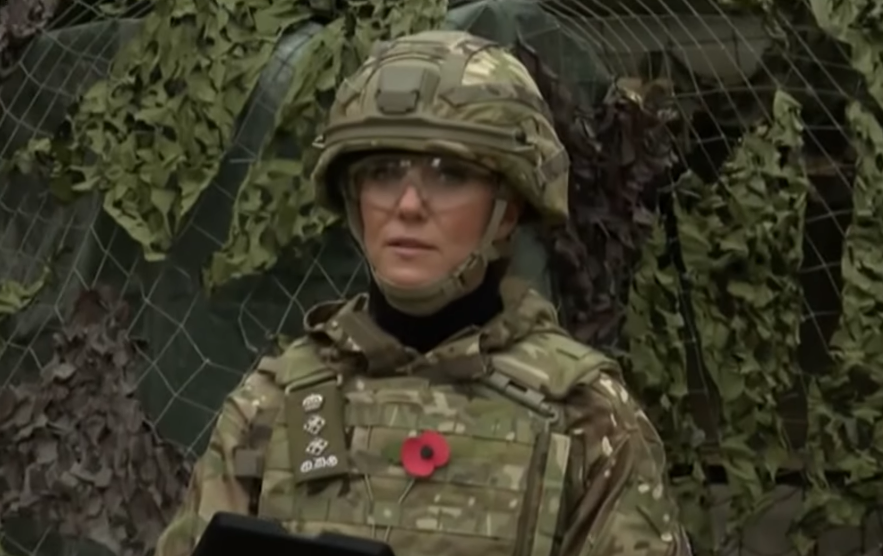 Кейт Миддлтон в камуфляже "оседлала" броневик Jackal-2 и научилась управлять дроном (видео)