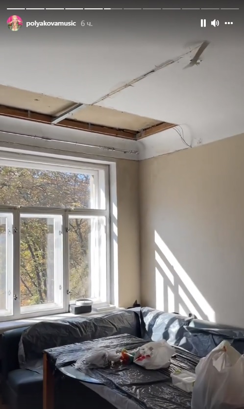 Полякова ремонтирует крышу себе и соседям за свой счет: "все прогнило"