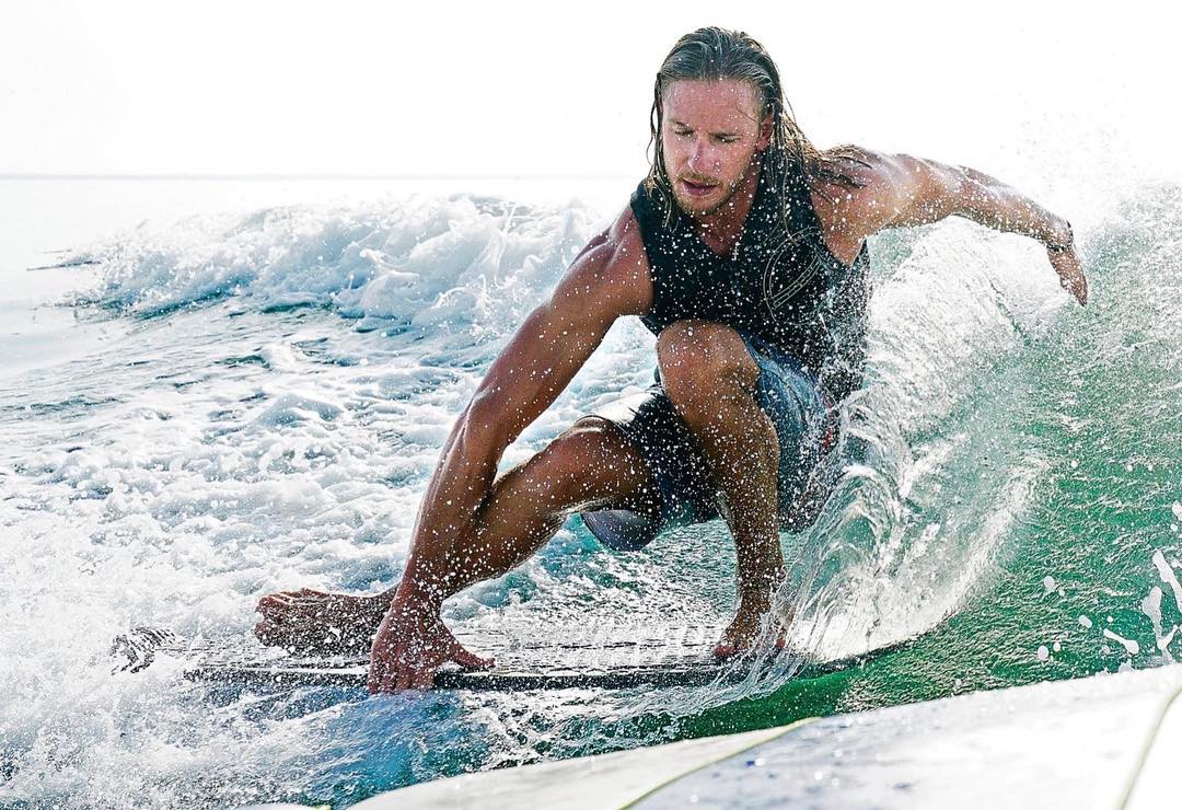 Спортсмен-серфингист: как выглядит родной брат Кати Осадчей (фото)