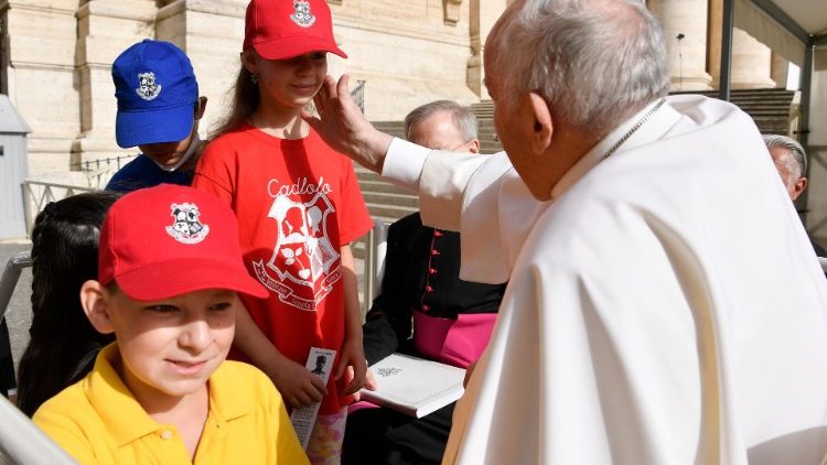 Діти з України проїхали з Франциском на папамобілі, а понтифіку подарували малюнки (відео)