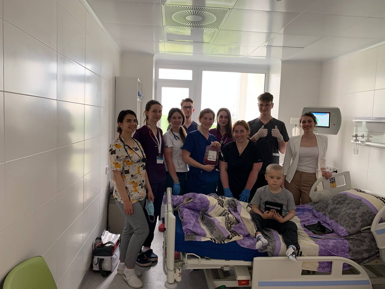 Львівські лікарі розкрили деталі першої унікальної операції: "маленький герой зовсім не боявся"