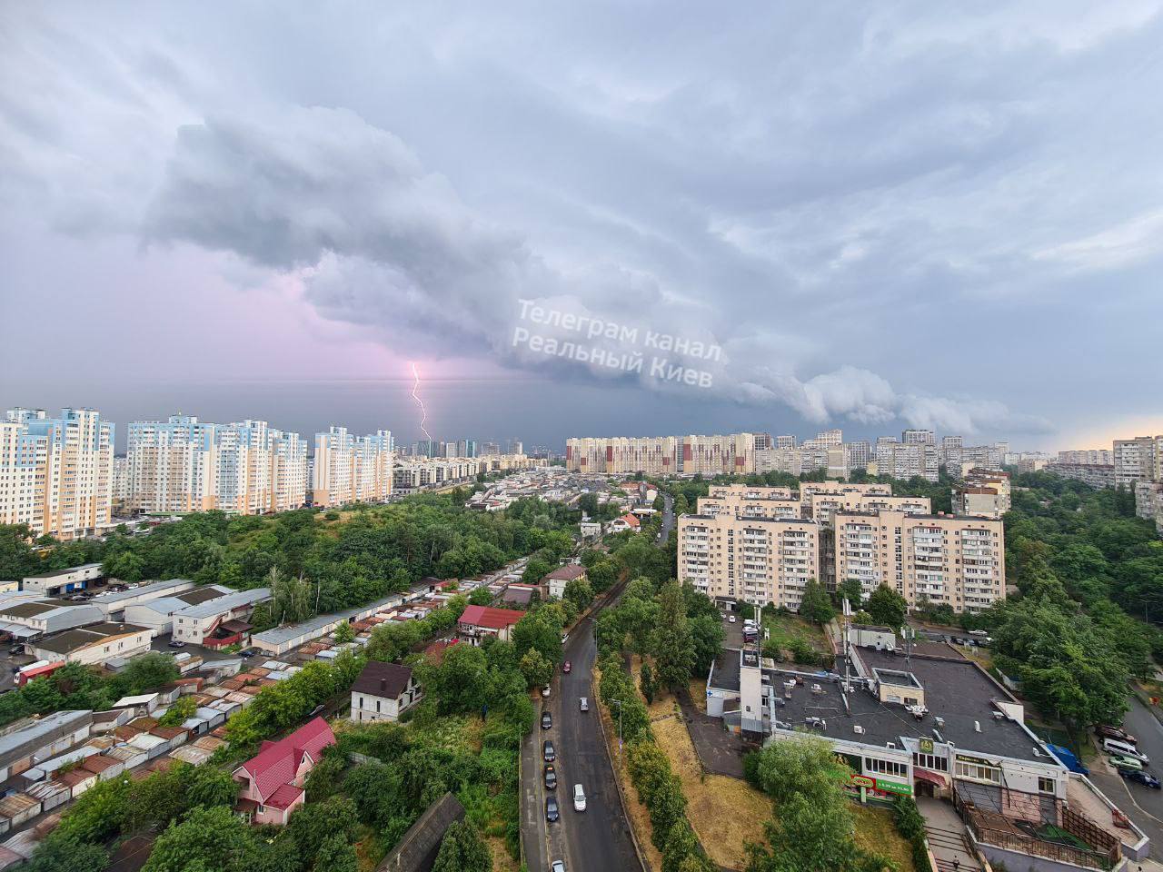 У Києві потужна злива затопила вулиці: відео наслідків негоди