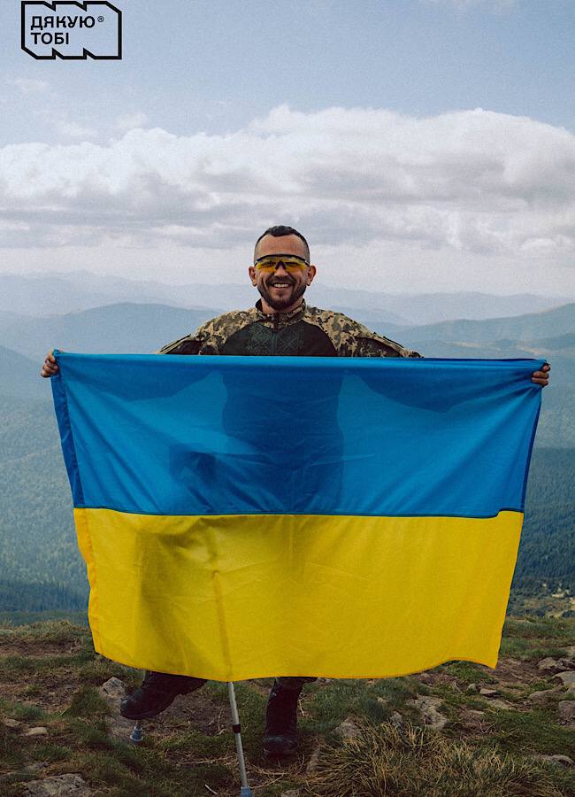 Український військовий "Кум" на милицях підкорив Говерлу і допоміг ЗСУ: подробиці героїчного вчинку