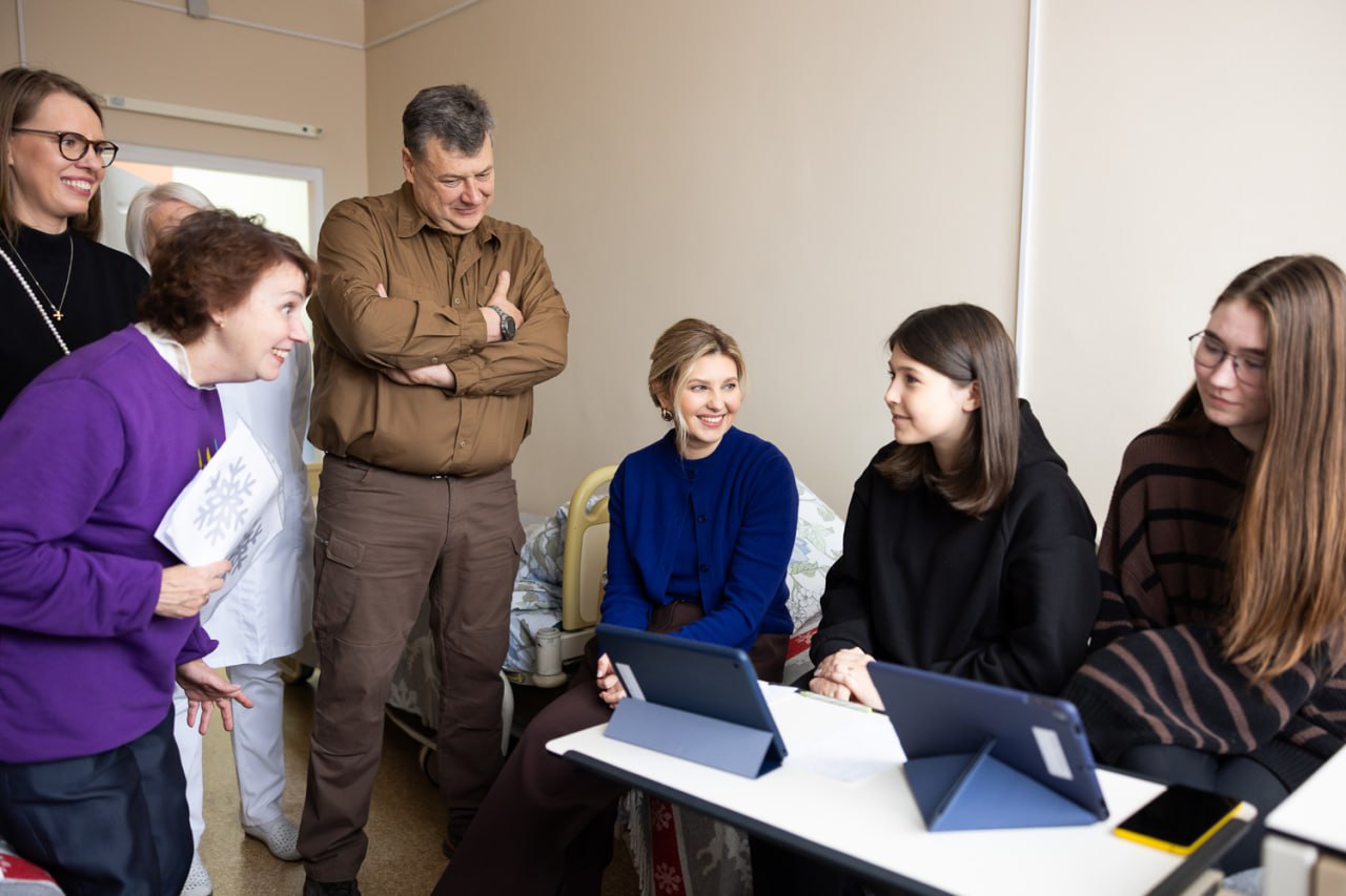 Олена Зеленська у яскравому вбранні привітала дітей з Днем Святого Миколая